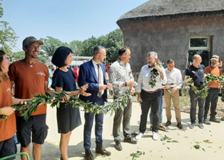 le-ruban-est-coupé-au-Potager-extraordinaire